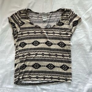 American Rag Black and Gray Fitted Graphic Tee